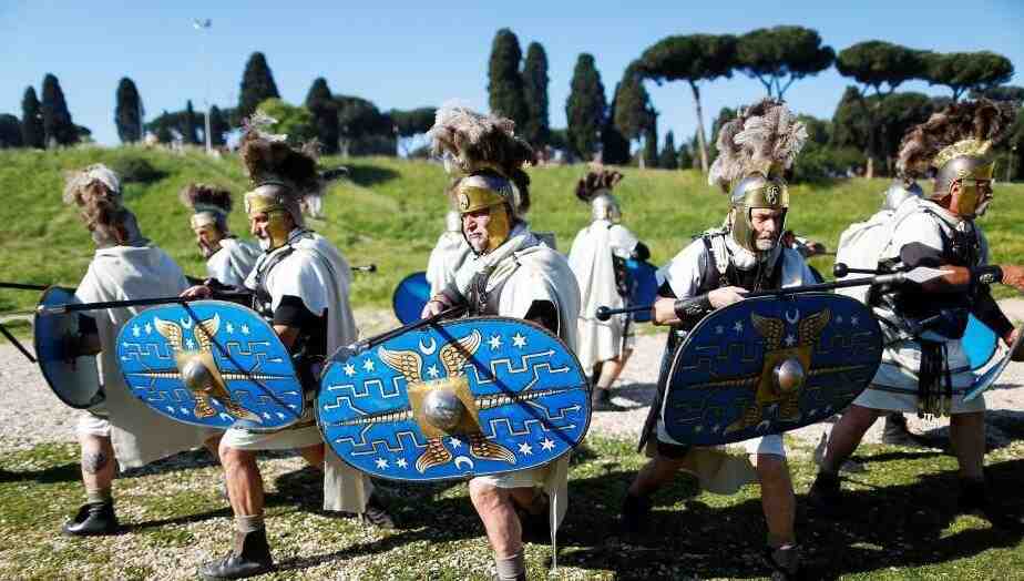 意大利罗马迎来2770岁生日   “古罗马士兵”街头庆祝