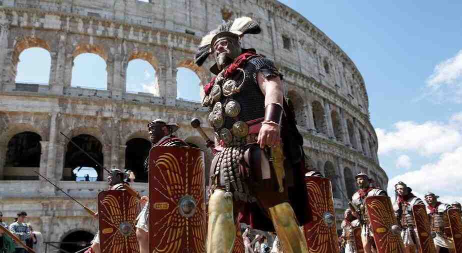 意大利罗马迎来2770岁生日   “古罗马士兵”街头庆祝