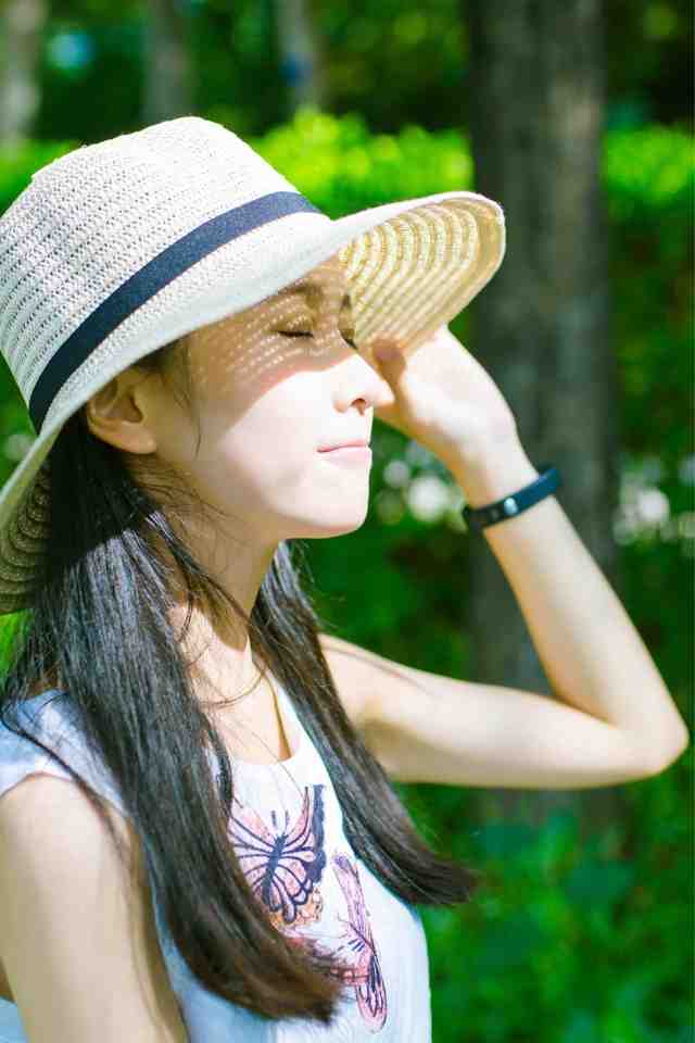 森林公园里戴太阳帽的美女甜美气质阳光写真