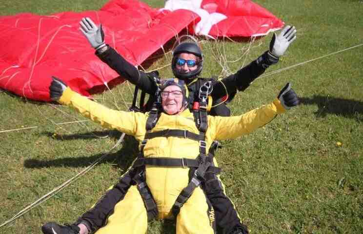 百岁退伍老兵玩高空跳伞 刷新世界记录