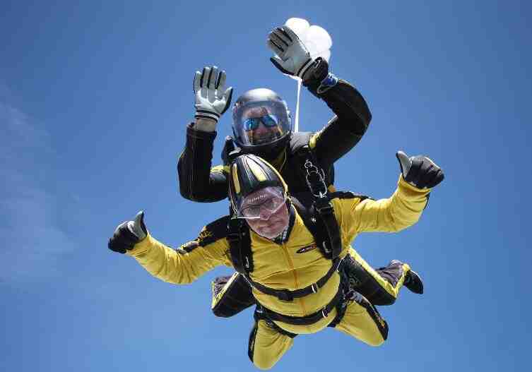 百岁退伍老兵玩高空跳伞 刷新世界记录
