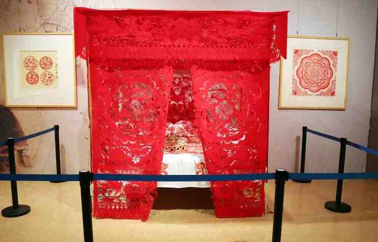 郑州90后小伙做剪纸婚床 寓意“鸳鸯戏荷”