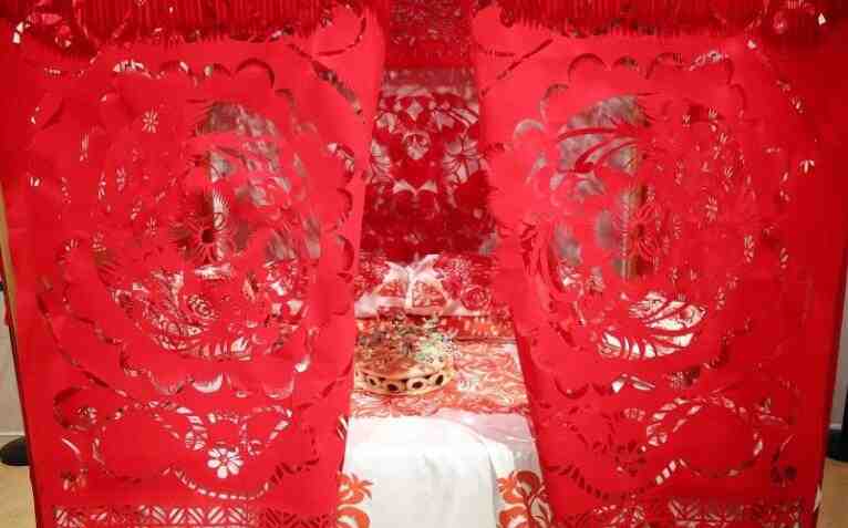 郑州90后小伙做剪纸婚床 寓意“鸳鸯戏荷”
