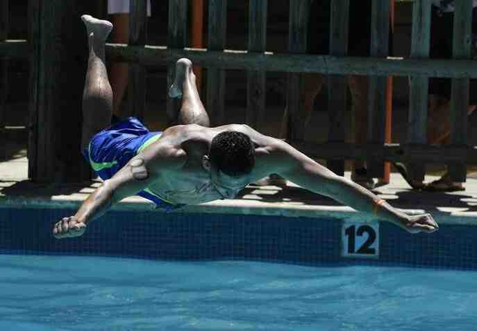美国举行“肚皮跳水“比赛 花式跳水真清凉
