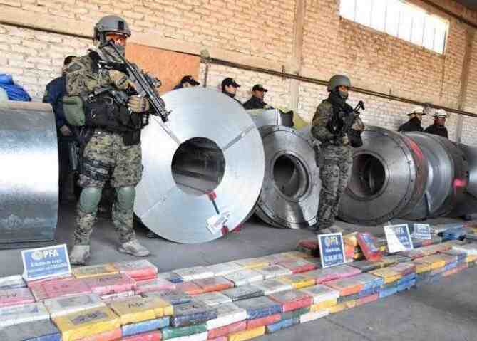阿根廷警察查获超两吨毒品 藏匿于钢卷之中
