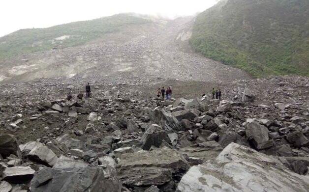 四川茂县新磨村山体垮塌 100余人被掩埋