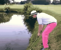 打高尔夫球时掉进水里