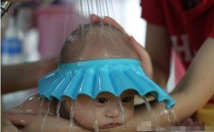 防止水滴到眼睛里，妈妈是这样给小孩洗头的