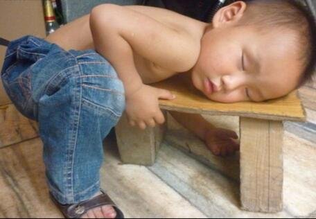 爬在小凳子上睡觉的小孩.jpg