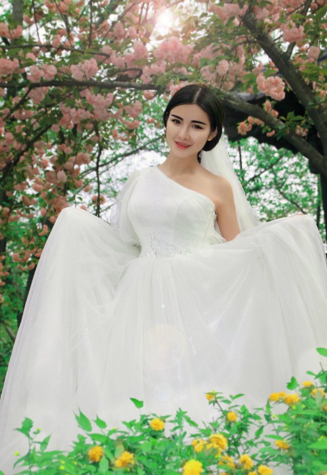 朱韵淇白色礼服写真  化身森林仙子