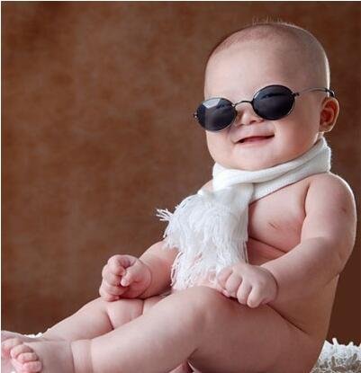 戴墨镜扮酷的婴儿宝宝.jpg