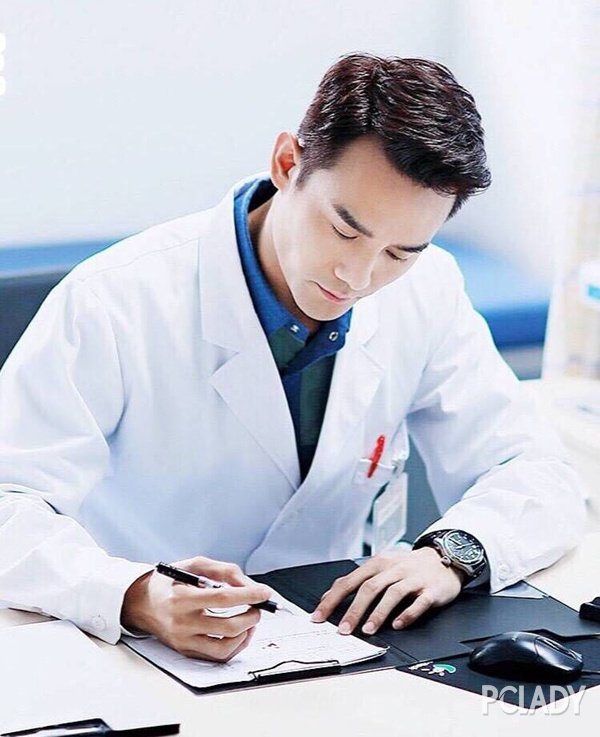 別光看衣服 歡樂頌的配飾逼格也很高