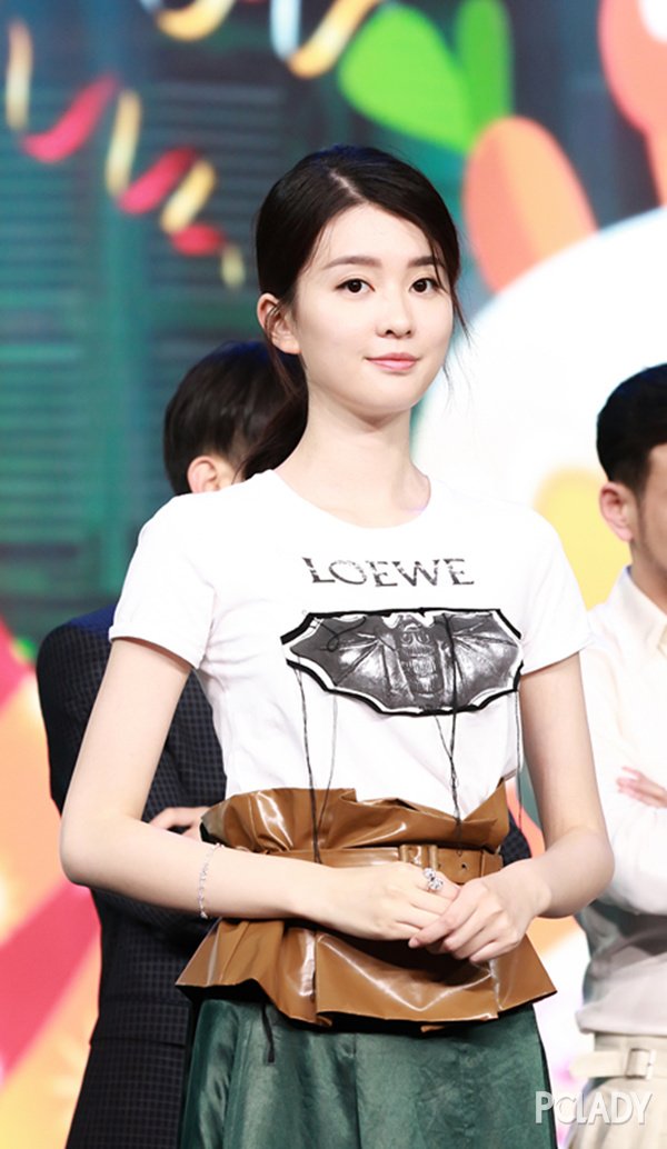 別光看衣服 歡樂頌的配飾逼格也很高