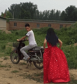 穿着红裙子坐摩托车，结果悲剧了。。。。