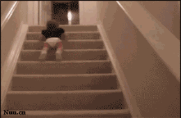滑下楼梯喝奶的宝宝.gif