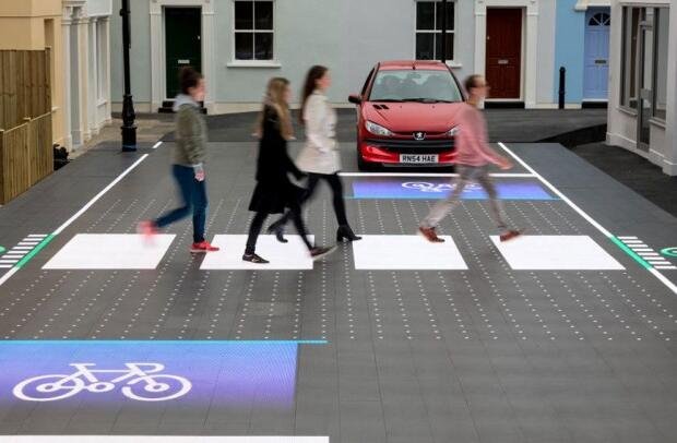 英国新型LED路面可提示司机和骑车者有行人通过