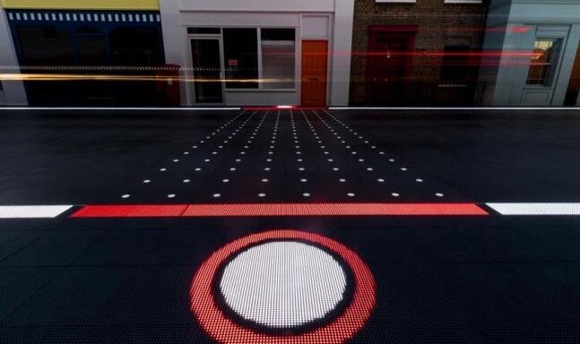 英国新型LED路面可提示司机和骑车者有行人通过