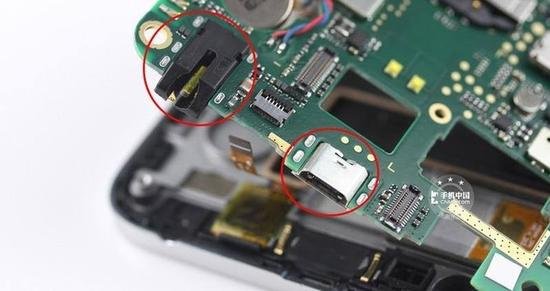 3.5mm耳機接口組件與Micro&nbsp;USB接口組件對比（圖片來自手機中國）