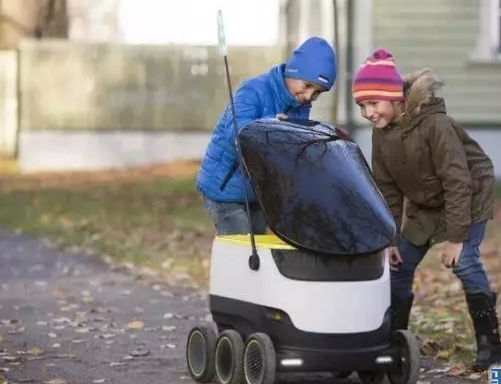 快遞機(jī)器人成物流界“新寵” 合法化進(jìn)程不容樂觀