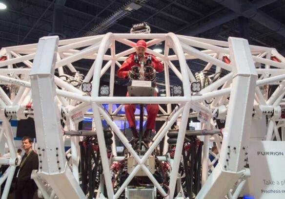 国外公司公布巨型外骨骼“机器人” 纯手动操控