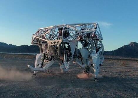国外公司公布巨型外骨骼“机器人” 纯手动操控