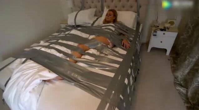 男子趁女友睡着把她用胶带困在床上! 