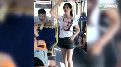 公交车上俩妹子撞衫了，结果真是谁“平”谁尴尬啊！