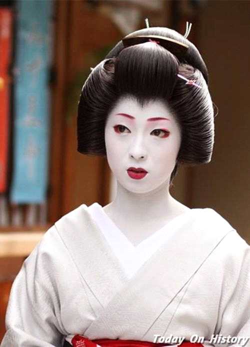 日本艺伎的脸为何涂得煞白 一位日本艺伎化妆