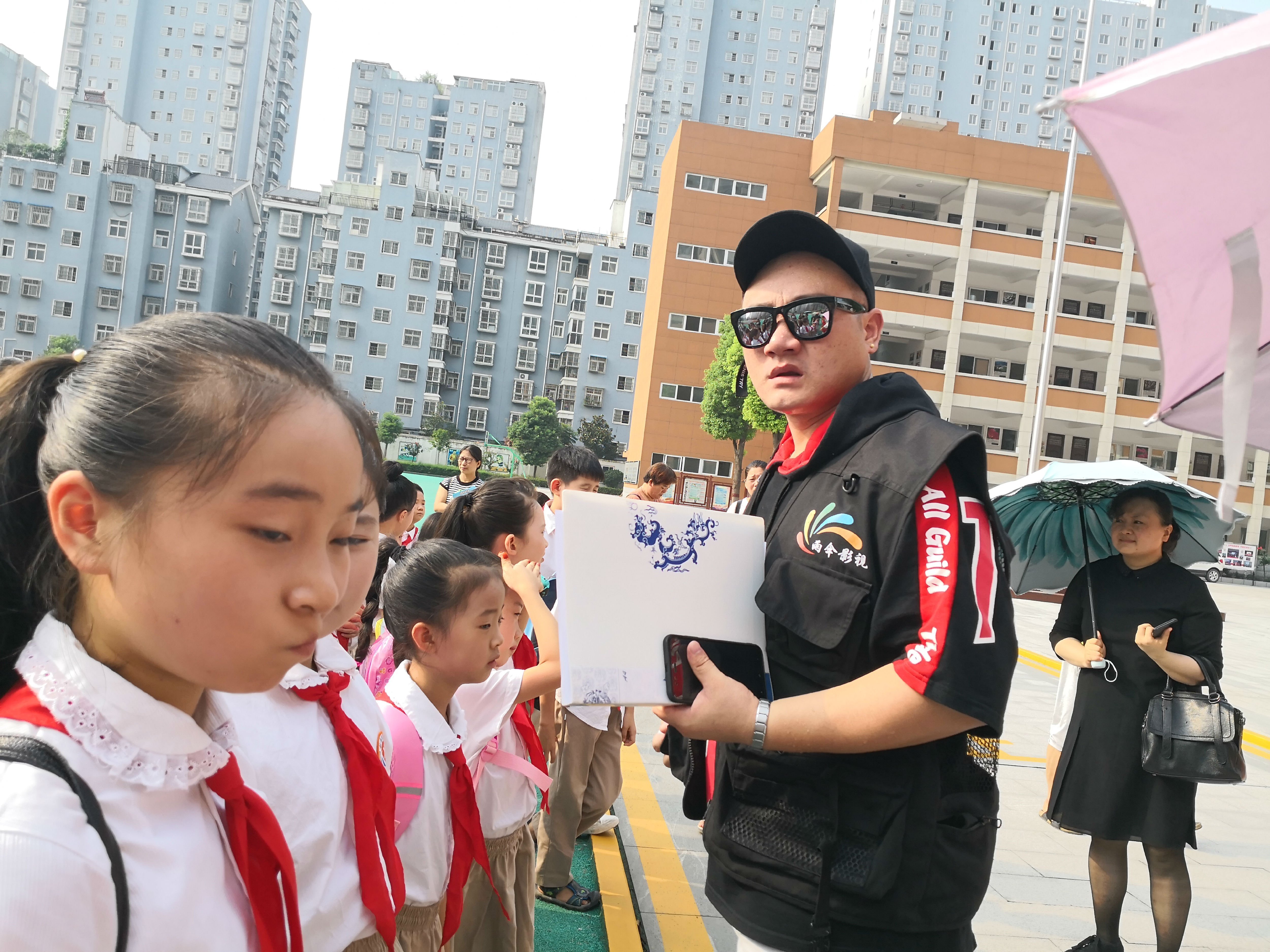 在河南驻马店实验小学隆重举行开机仪式,导演王晓磊与总导演郑晓雨等