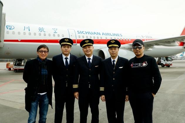 电影《中国机长》导演刘伟强、主演张涵予与中国民航英雄机组合影