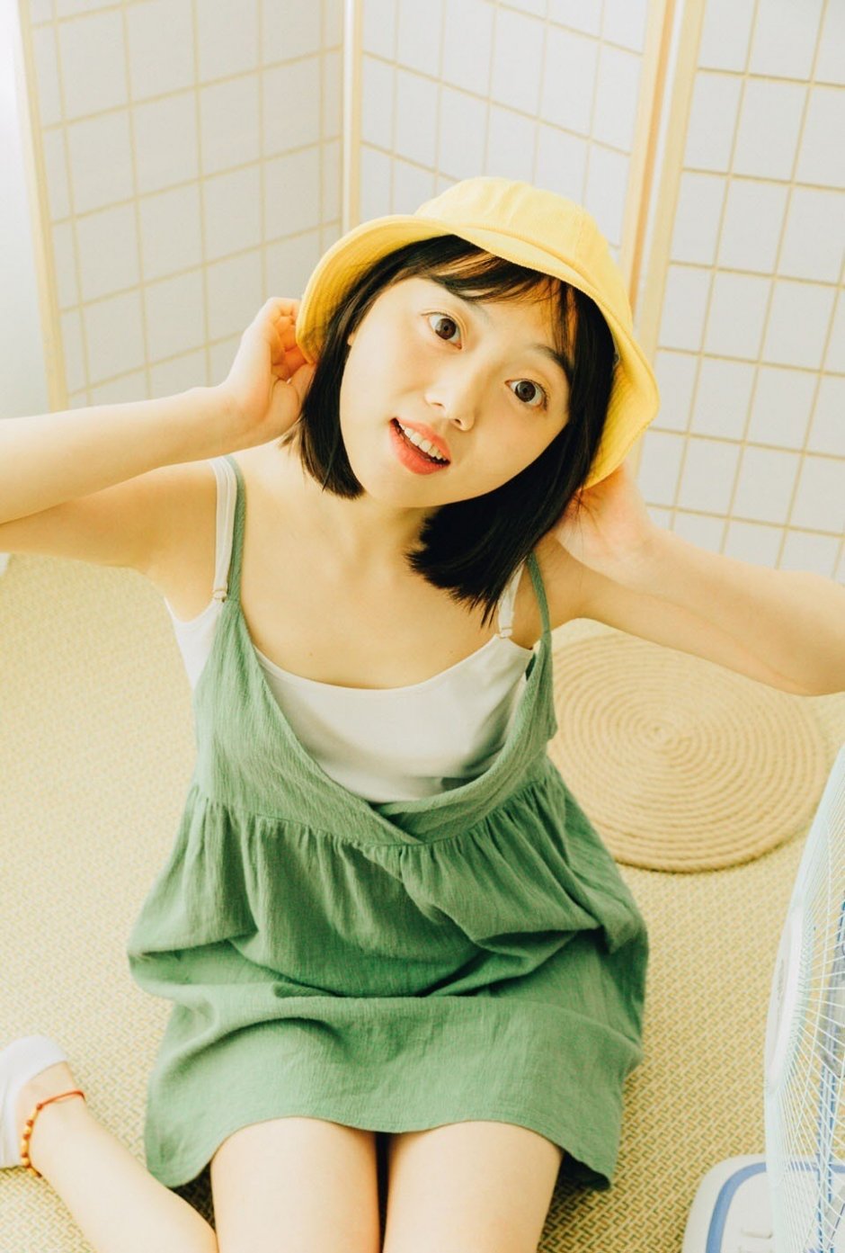 日本短发美女香肩私房写真图片