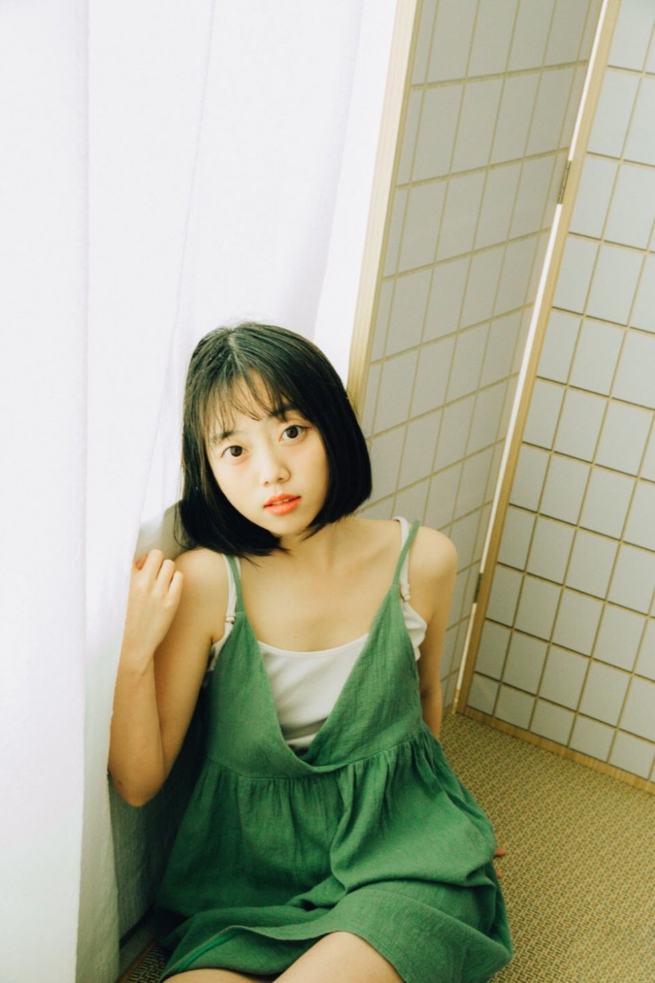 日本短发美女香肩私房写真图片