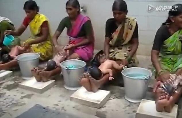 印度妈妈给宝宝洗澡的方式这么简单粗暴？