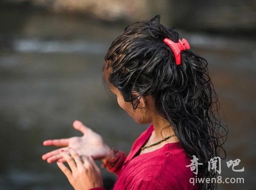 奇风异俗！尼泊尔一个奇葩迷信传统女性那几天都会被赶出家门
