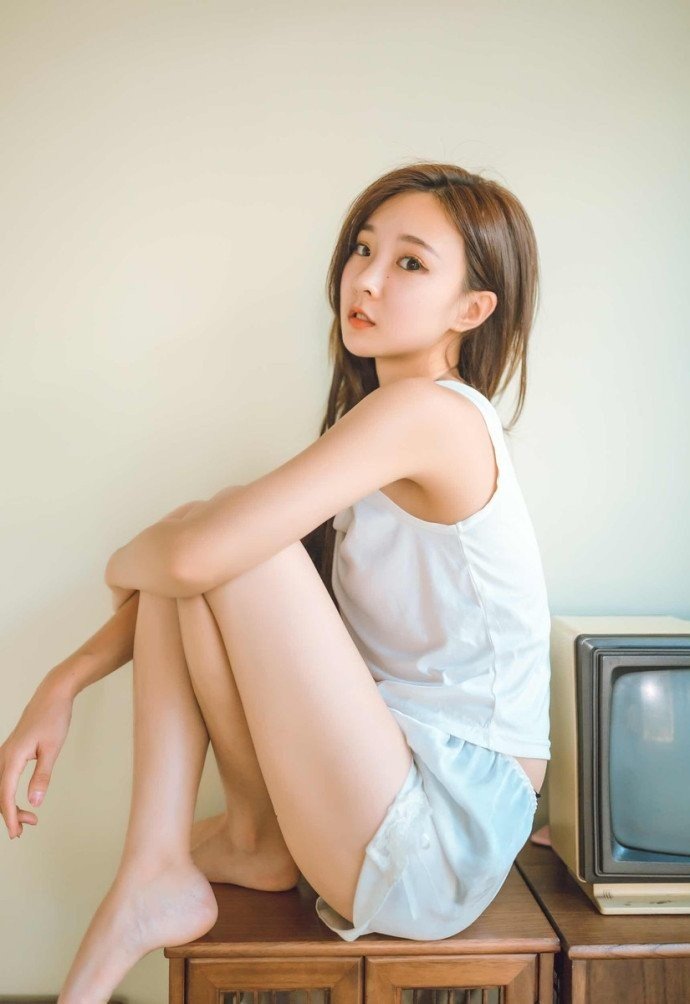 日系美女白皙美腿清凉夏日写真图片