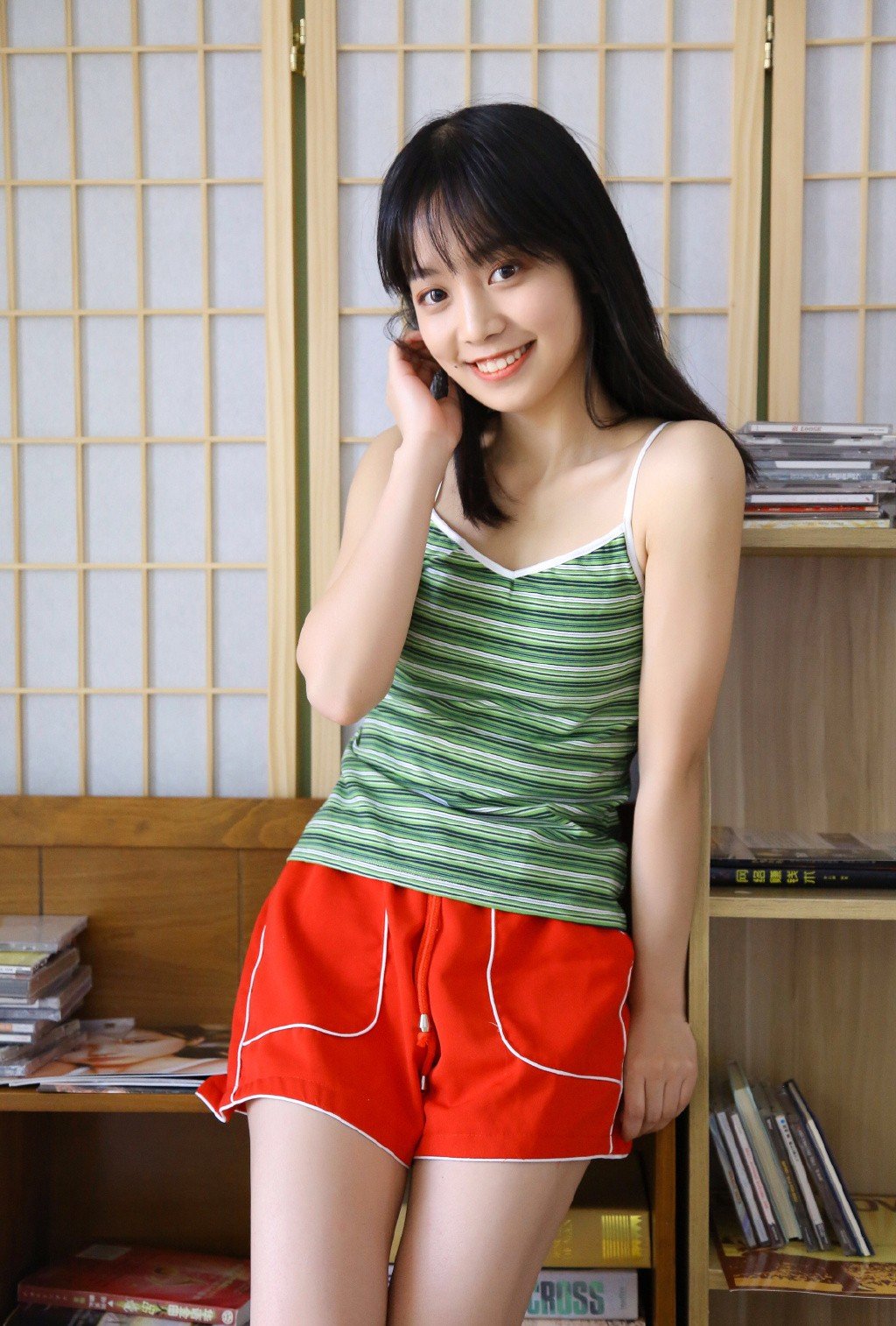 日系美女吊带长腿诱人性感美女写真图片