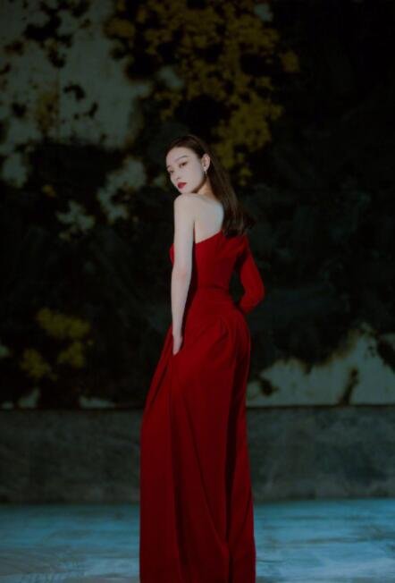 倪妮中国红礼服图片