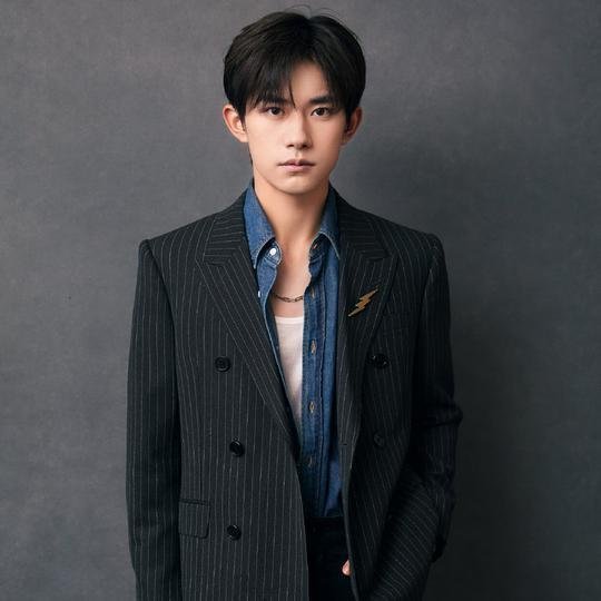 易烊千玺的资源为什么那么好 24145900oj4a.jpg