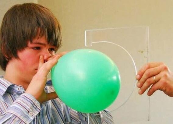 美13岁男孩用鼻子1小时吹213个气球