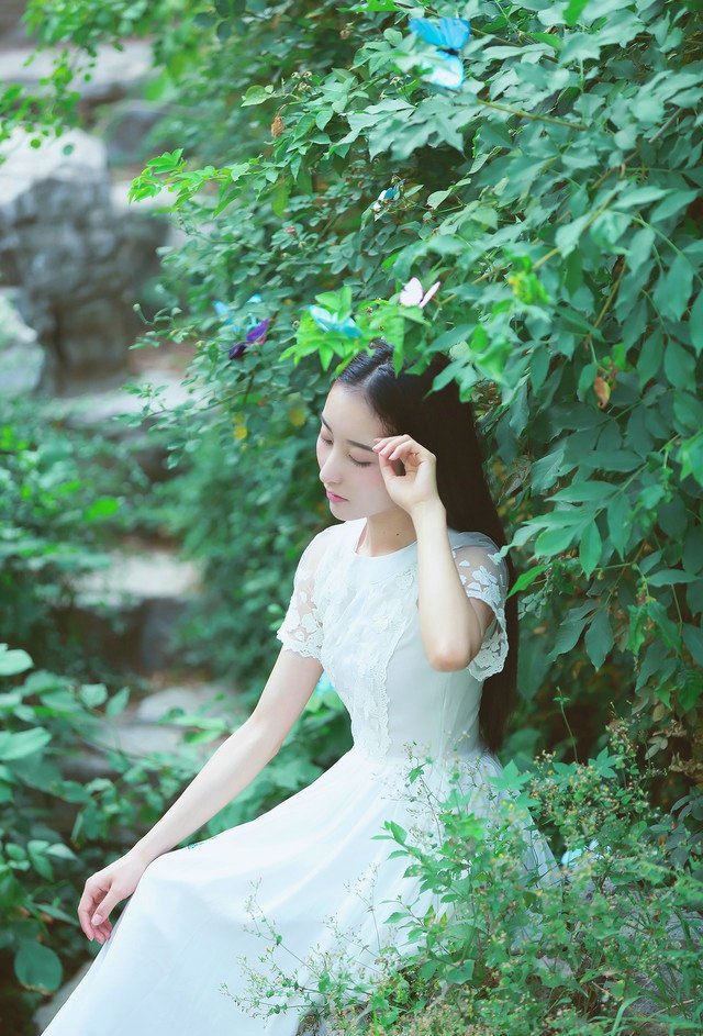 白皙长裙气质美眉夏日园林清新写真