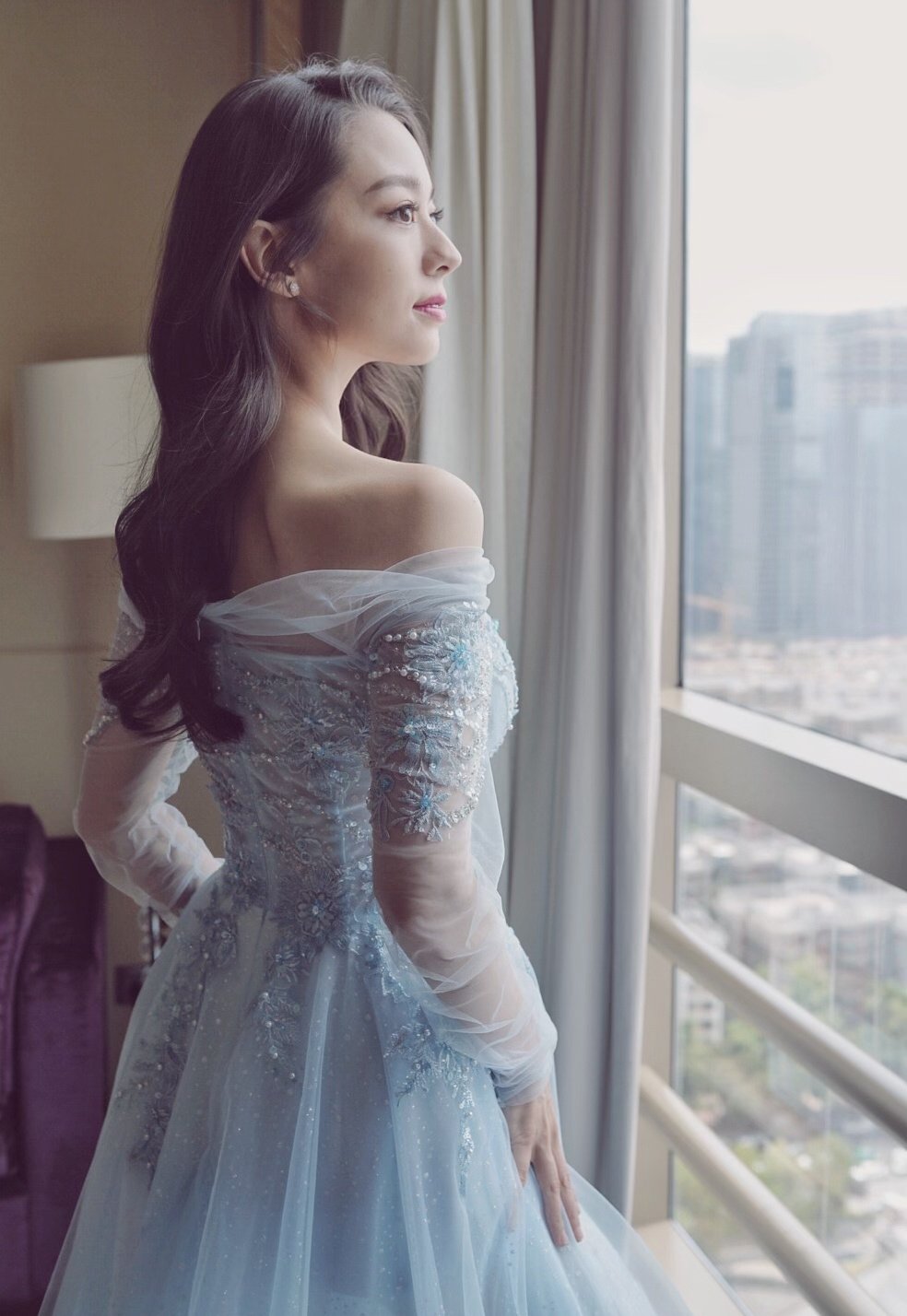 吉娜蓝色纱裙礼服性感写真图片
