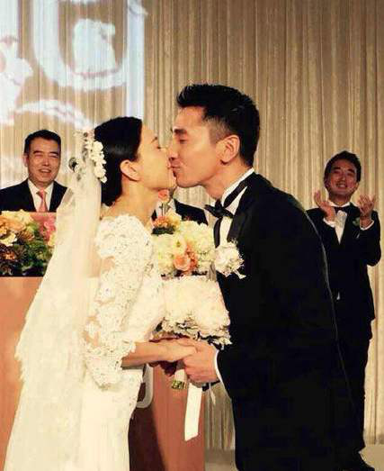赵又廷高圆圆结婚，一家三口首次合体现身，,这对相差5岁的“姐弟恋”很幸福！