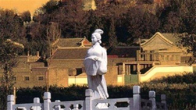 孟姜女塑像.