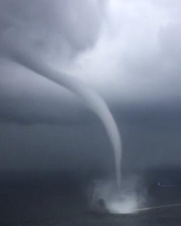 龍吸水現(xiàn)象.jpg 龍吸水現(xiàn)象.jpg