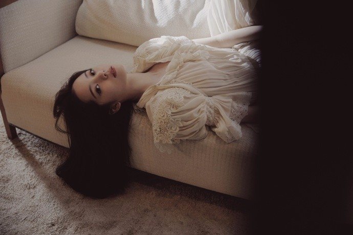 欧阳娜娜穿着米色睡裙显得慵懒性感写真