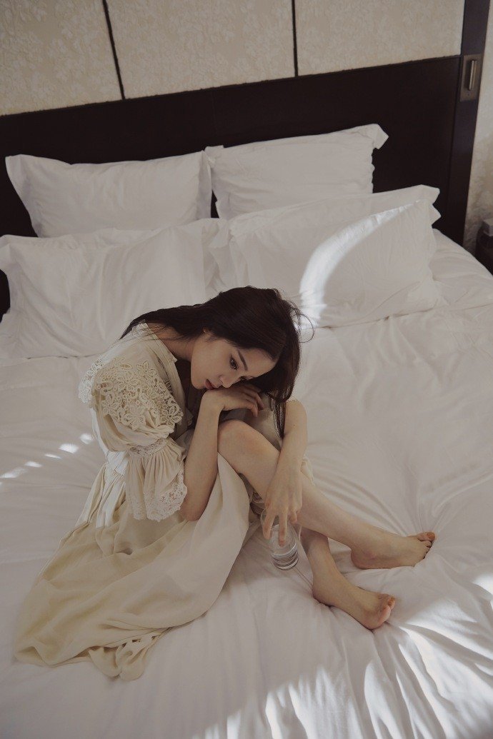 欧阳娜娜穿着米色睡裙显得慵懒性感写真