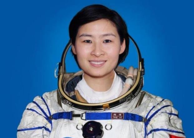女性上月球具体怎么回事,中国首位登上