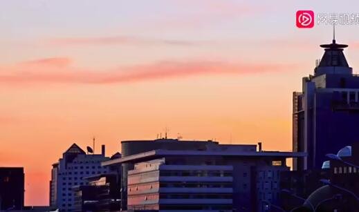 北京出現(xiàn)金粉色朝霞.jpg 北京出現(xiàn)金粉色朝霞.jpg