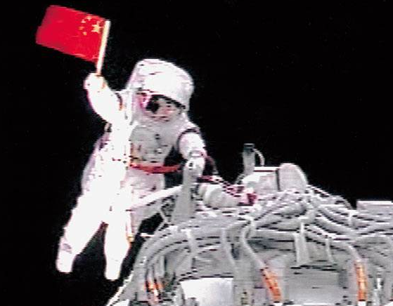 中国太空行走第一人是谁,中国太空行走第一人是哪年
