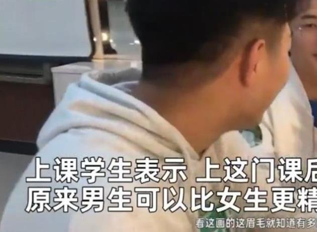 　河南鄭州一高校開(kāi)設(shè)化妝課 .jpg